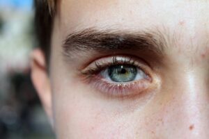 まつげと眉毛の育毛を同時にケアする方法は？