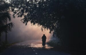 まつげを伸ばすためには朝夜どっちのケアが効果的？