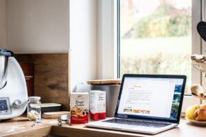まつ毛の量を増やすために効果的な食べ物は？