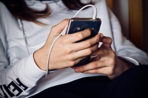 まつ毛が薄い悩みを改善するための方法は？